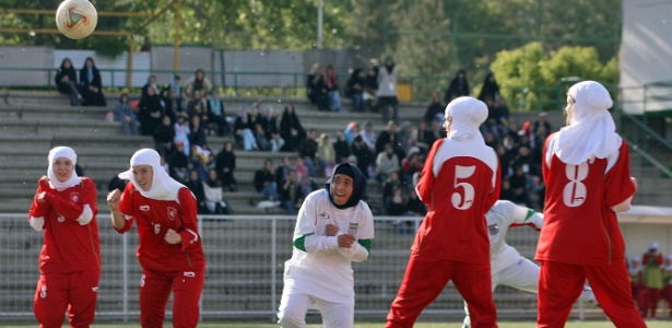 Jogadoras do Irã disputam bola com as da equipe do Al-Dersimspor (Alemanha) durante amistoso de futebol feminino em 2006, na cidade de Teerã. - STR/AFP Photo