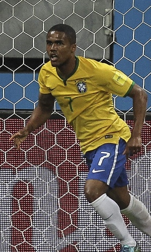 Douglas Costa comemora o seu gol contra o Peru, nas Eliminatórias