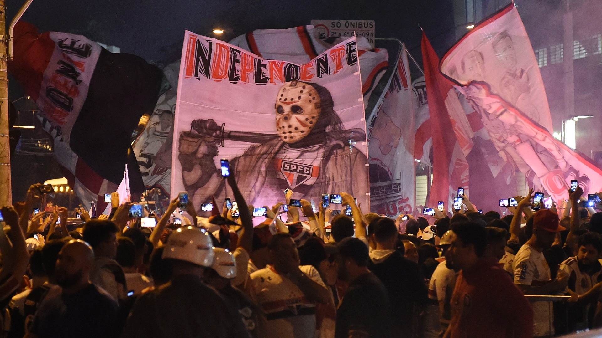 Torcedores do São Paulo exibem faixa com personagem Jason Voorhees nos arredores do Morumbi antes de jogo - Ricardo Matsukawa / UOL