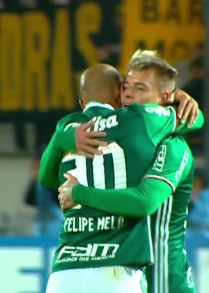Felipe Melo e Roger Guedes se abraçam após terceiro gol do Palmeiras - Reprodução - Reprodução