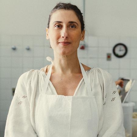 A chef Paola Carosella prepara empanadas no La Guapa, café do qual é sócia - Roberto Seba / Folhapress