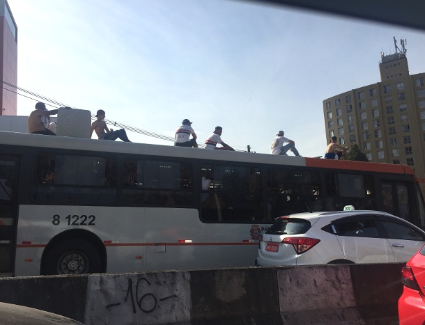 Seis torcedores do São Paulo viajam em cima do veículo - Felipe Pereira