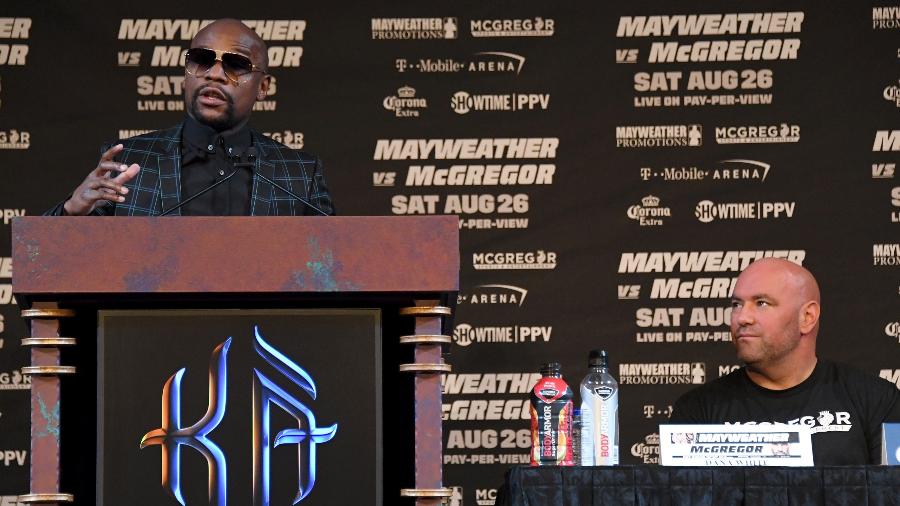 Dana White observa Mayweather durante entrevista - Ethan Miller/Getty Images