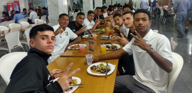 Jogadores de Vasco e Fluminense confraternizam durante almoço - Divulgação