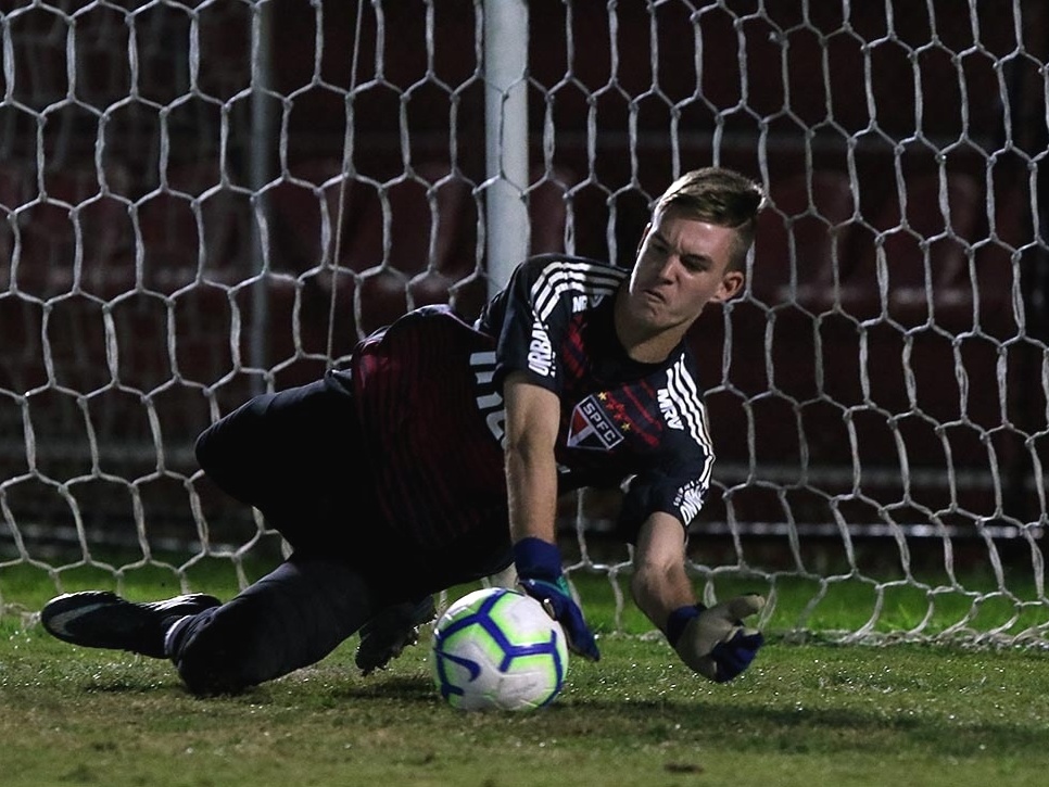 FIM DA LINHA? São Paulo avalia transferência de goleiro para clube de Portugal