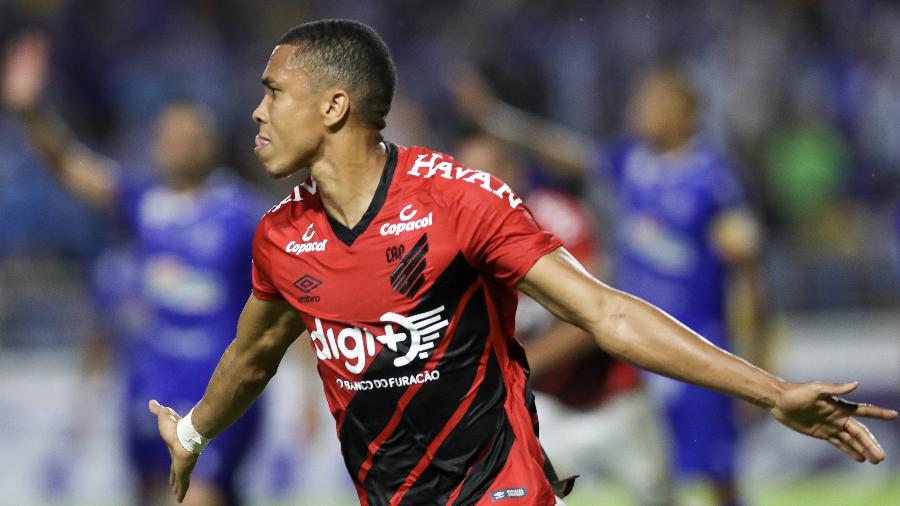 Madson comemora gol do Athletico-PR contra o CSA pelo Campeonato Brasileiro - Carlos Ezequiel Vannoni/Estadão Conteúdo