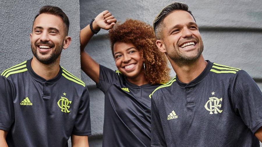 Everton Ribeiro e Diego posaram com novo terceiro uniforme do Flamengo - Divulgação Adidas