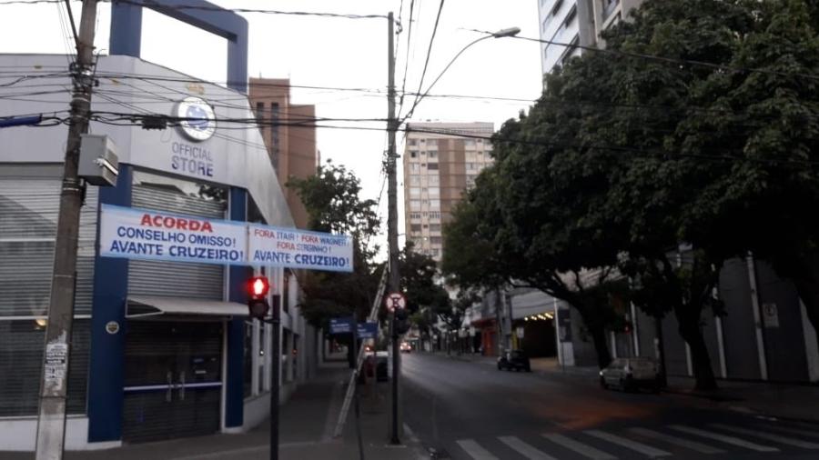 Novas faixas contra a diretoria foram espalhadas próximas à sede do clube, no Barro Preto, e na região da Pampulha - Reprodução/Internet