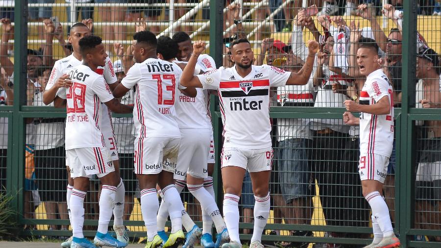 Jogadores do São Paulo comemoram gol contra o Fortaleza - Bruno Ulivieri/AGIF