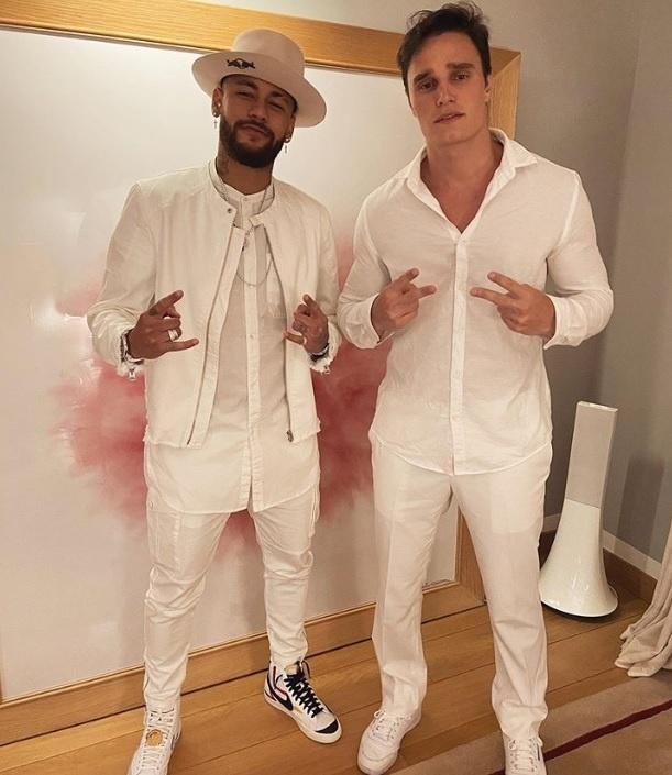 Neymar comemora aniversário de 28 anos com festa com traje branco