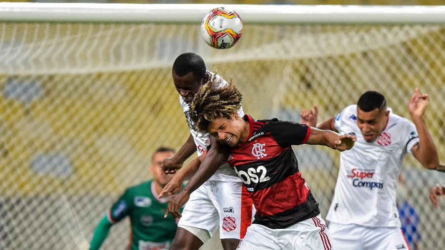 Willian Arão disputa lance durante a partida entre Flamengo e Bangu  - Agif