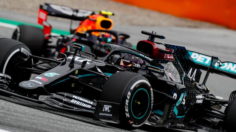 Lewis Hamilton, da Mercedes, à frente de carro da Red Bull na Áustria - LAT/Mercedes