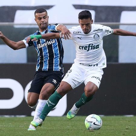 Alisson, do Grêmio, e Gabriel Menino, do Palmeiras, disputam bola em partida válida pelo campeonato Brasileiro - Cesar Greco/S.E.P Palmeiras