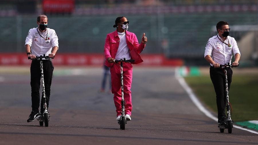 Lewis Hamilton, da Mercedes, chega para o treino do Grande Prêmio de Ímola, na Itália - Lars Baron - Formula 1/Formula 1 via Getty Images