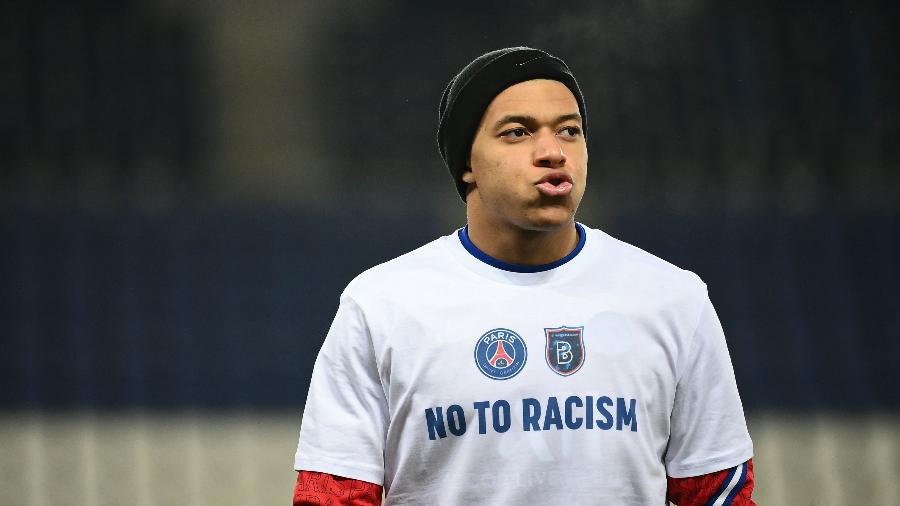 Mbappé usa camiseta com a frase "Não ao racismo" antes de PSG x Istanbul Basaksehir - FRANCK FIFE / AFP
