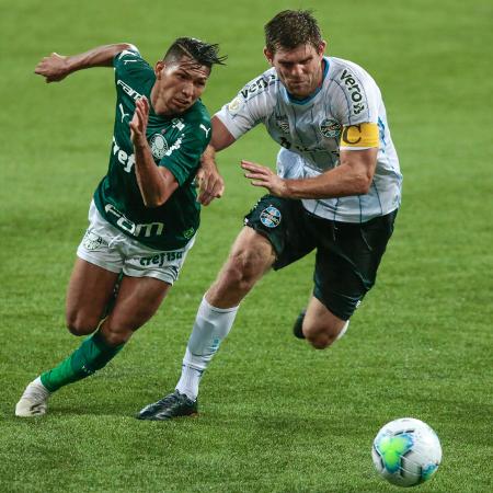 Rony e Kannemann disputam a bola na partida entre Palmeiras x Grêmio, pelo Brasileirão  - Marcello Zambrana/AGIF