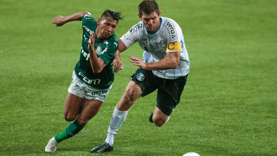 Rony e Kannemann disputam a bola na partida entre Palmeiras x Grêmio, pelo Brasileirão  - Marcello Zambrana/AGIF