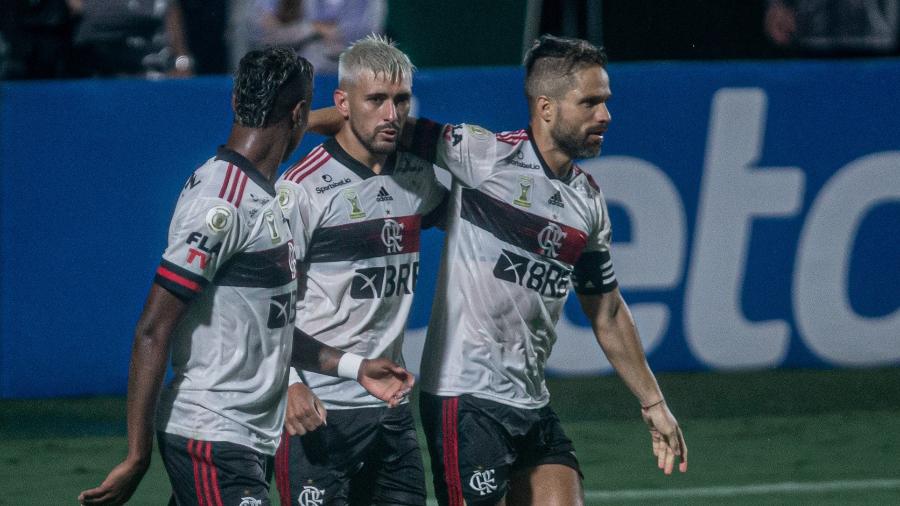 Arrascaeta comemora gol do Flamengo contra o Goiás ao lado de Diego e Bruno Henrique - Heber Gomes/AGIF
