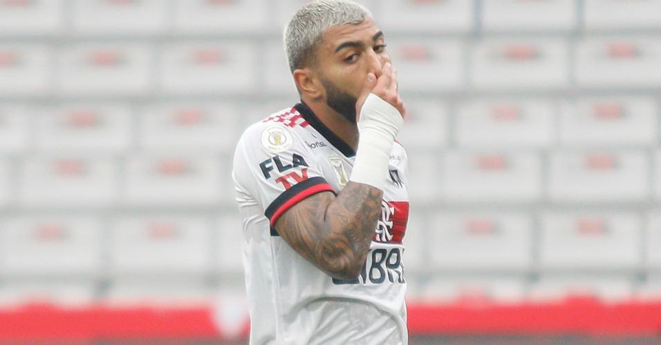 Gabriel Barbosa lamenta chance perdida na partida contra o Athletico