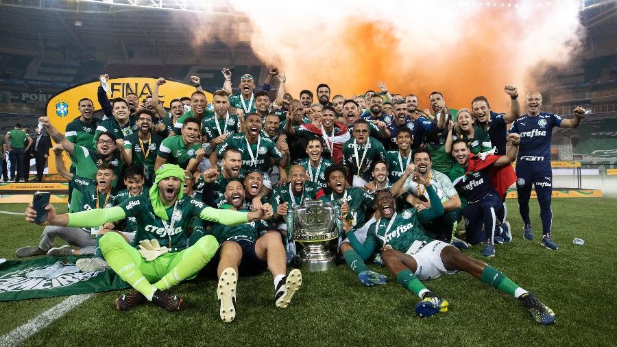 Elenco do Palmeiras celebra o título da Copa do Brasil de 2020, a terceira conquista na temporada.  - Lucas Figueiredo/CBF