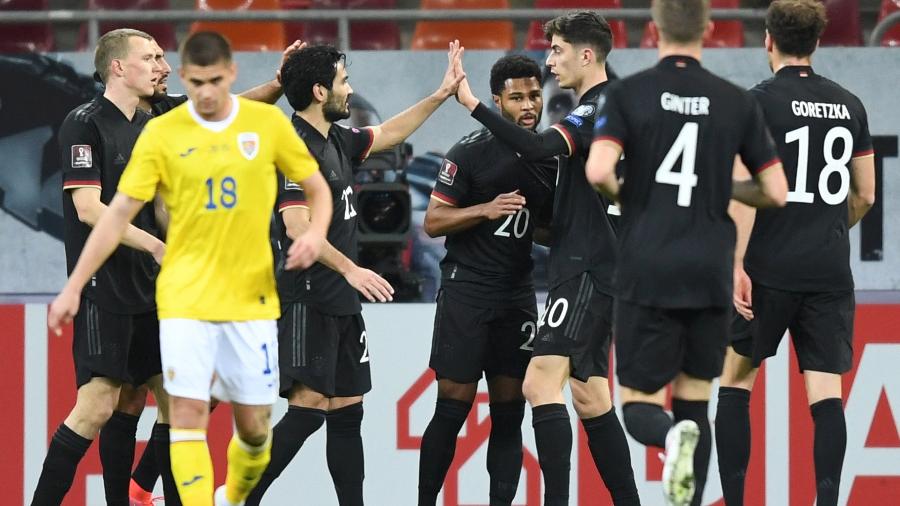Jogadores da Alemanha comemoram o gol de Serge Gnabry na partida contra a Romênia pelas eliminatórias europeias para a Copa do Mundo de 2022 - Daniel Mihailescu/AFP