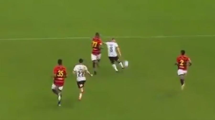 Volante do Corinthians chutou a bola em direção à linha lateral após tentativa de finalização ao gol do Sport do meio de campo - Reprodução/Twitter