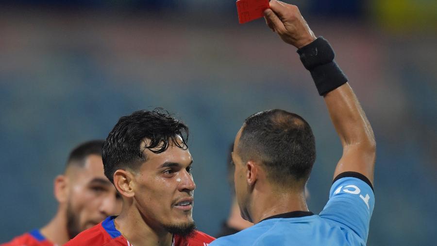 Gustavo Gomez é expulso pelo árbitro Esteban Ostojich em jogo do Paraguai contra o Peru - Pedro Vilela/Getty Images