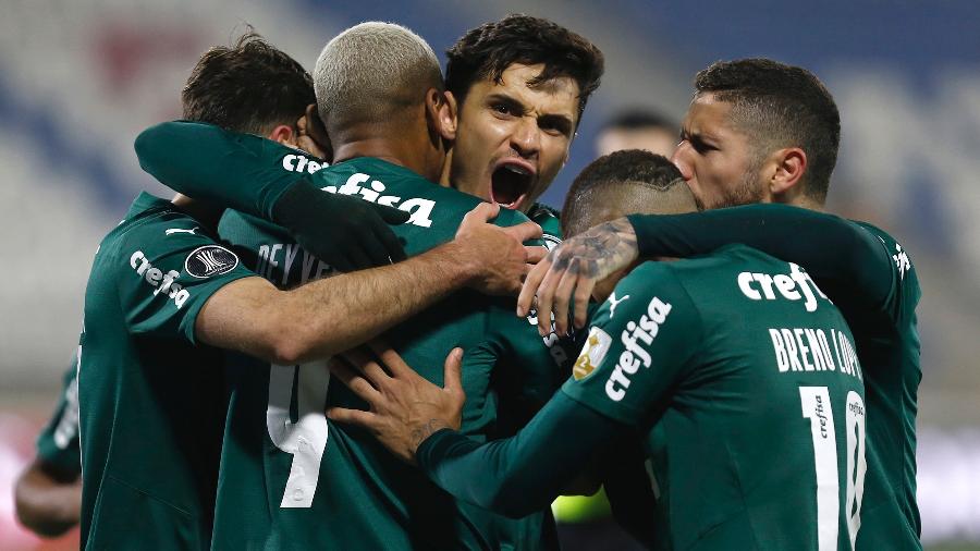 Raphael Veiga comemora com os companheiros seu gol em Universidad Católica x Palmeiras, pela Libertadores - Staff Images / CONMEBOL