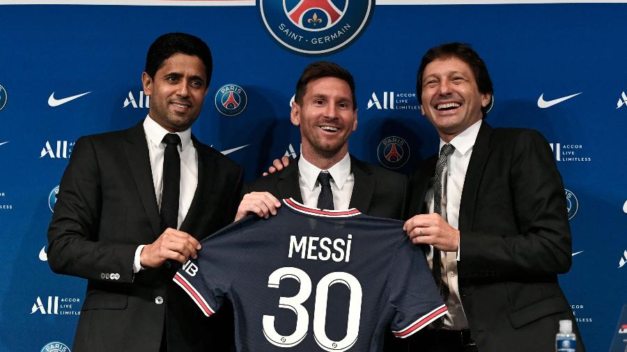 Lionel Messi ao lado de Nasser Al-Khelaifi e Leonardo durante apresentação no PSG - STEPHANE DE SAKUTIN / AFP