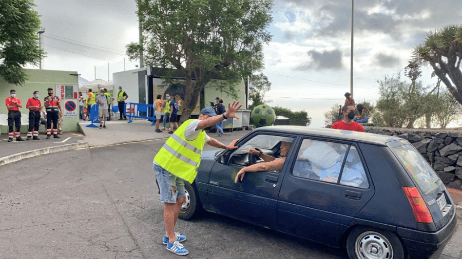 Moradores chegando ao campo do Unión Deportiva Las Palmas - Twitter/RNE Canarias