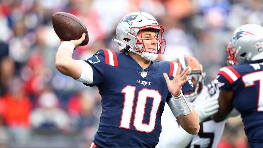 Mac Jones, quarterback do New England Patriots, durante jogo contra os Browns - Adam Glanzman/AFP