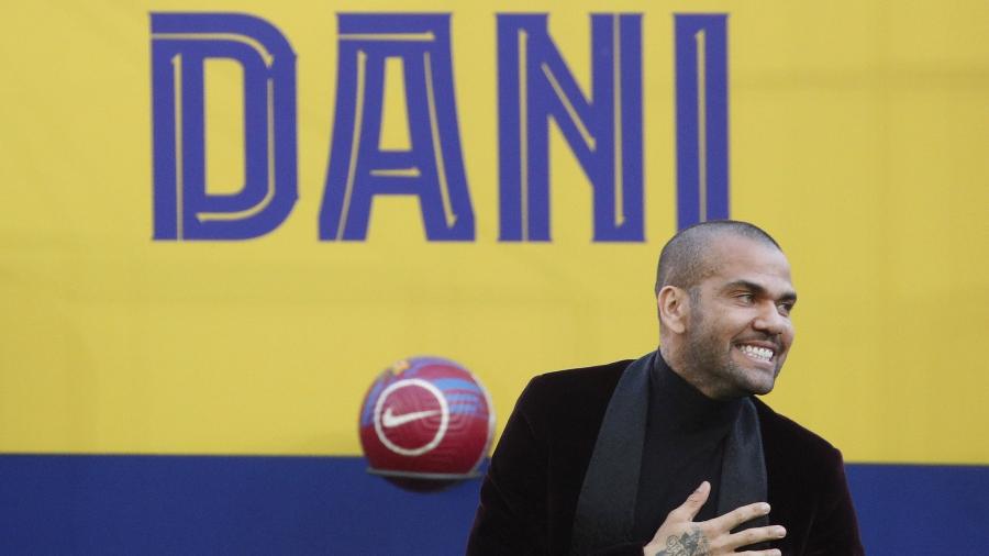 Dani Alves deixou o São Paulo e voltou ao Barcelona - REUTERS/Albert Gea