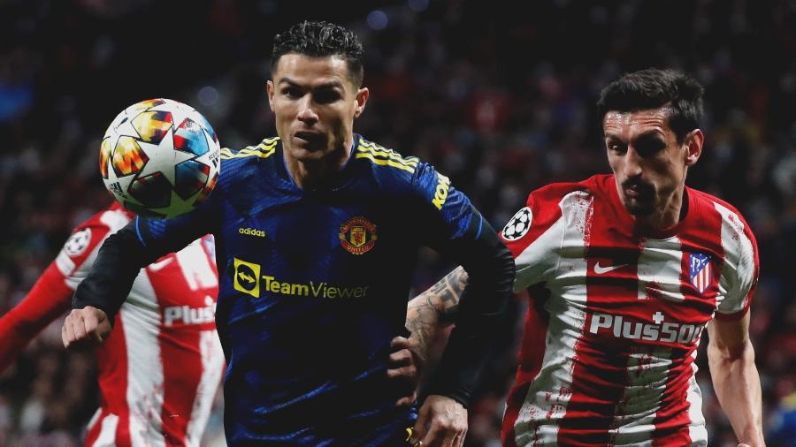 Cristiano Ronaldo e Savic brigam pela bola durante Atlético de Madri x Manchester United, válido pelas oitavas da Champions - Javier Barbancho/Reuters