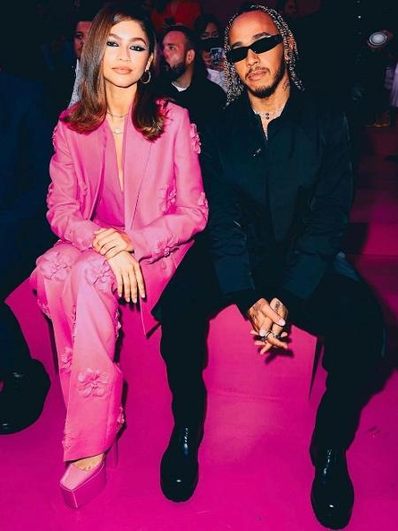 Lewis Hamilton sentado ao lado de Zendaya no Paris Fashion Week - Reprodução Web: // Instagram Lewis Hamilton