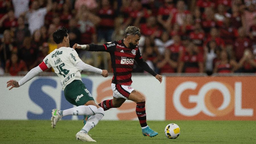 Gustavo Gómez tenta bloquear finalização de Gabigol, no duelo entre Flamengo e Palmeiras - AGIF