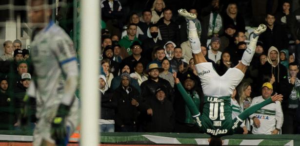 Rony, do Palmeiras, comemora com salto mortal gol contra o Coritiba, pelo Brasileirão