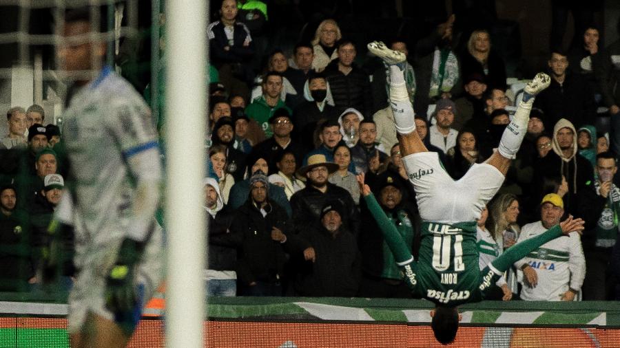 Rony, do Palmeiras, comemora com salto mortal gol contra o Coritiba, pelo Brasileirão - Robson Mafra/AGIF