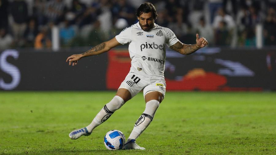 Ricardo Goulart desperdiçou pênalti em Santos x Táchira, pela Sul-Americana, e foi criticado pela torcida - Ricardo Moreira/Getty Images