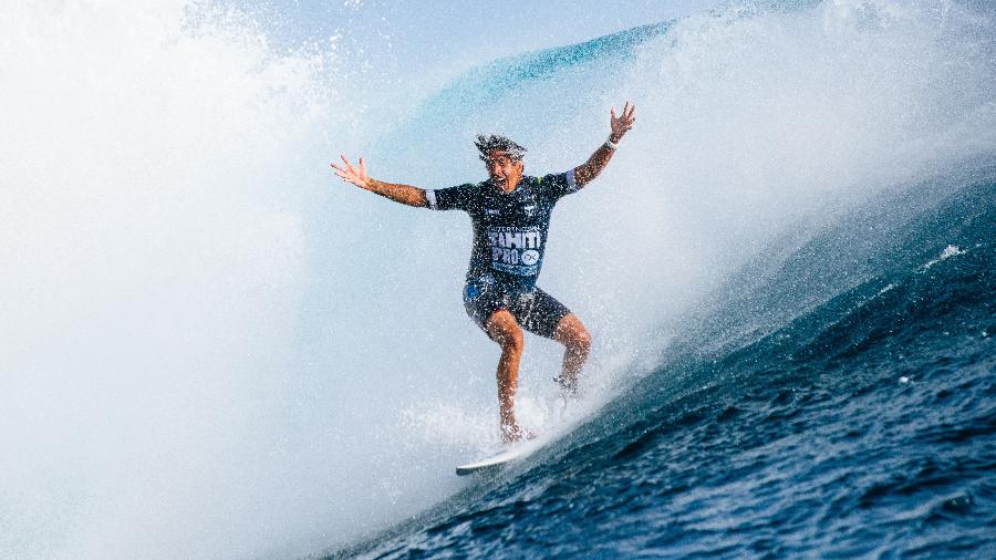 Miguel Pupo comemora vitória na etapa de Teahupo"o, no Taiti - Damien Poullenot/World Surf League via Getty Images
