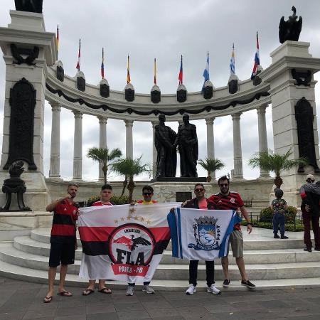 Torcedores do Flamengo posam para foto em frente ao monumento em homenagem aos "Libertadores da América" - Bruno Braz / UOL Esporte