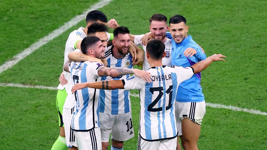 Jogadores da Argentina comemoram classificação para a final da Copa do Mundo - Hannah Mckay/Reuters