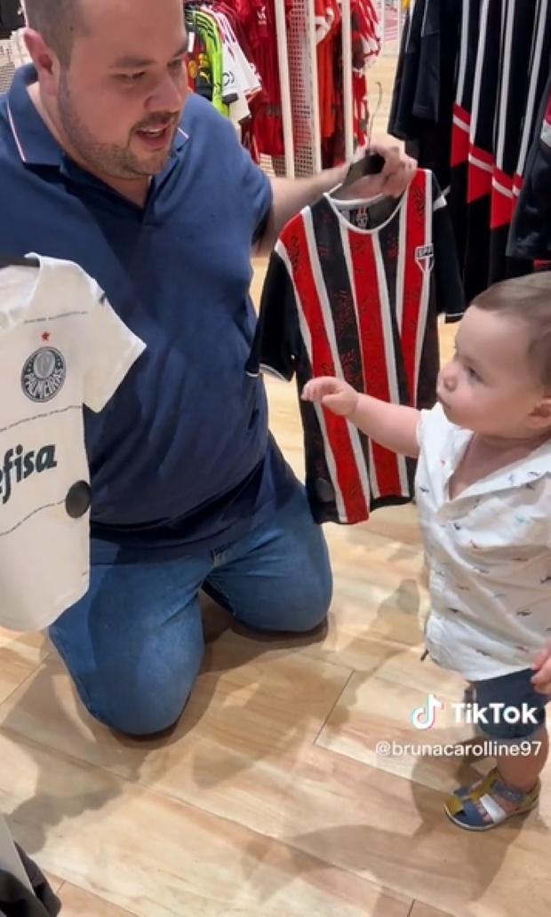 Bebê escolhe camisa do Palmeiras e frustra pai são-paulino