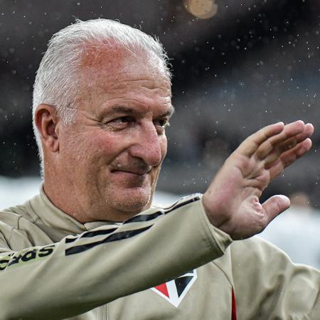 Dorival Júnior, técnico do São Paulo, acena durante jogo contra o Flamengo