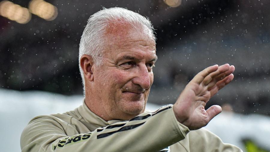 Dorival Júnior, técnico do São Paulo, acena durante jogo contra o Flamengo