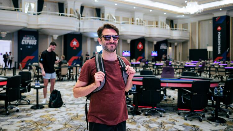 Jogador italiano Andrea Dato na estrutura do PokerStars no Merit Royal Diamond Hotel Casino & Spa