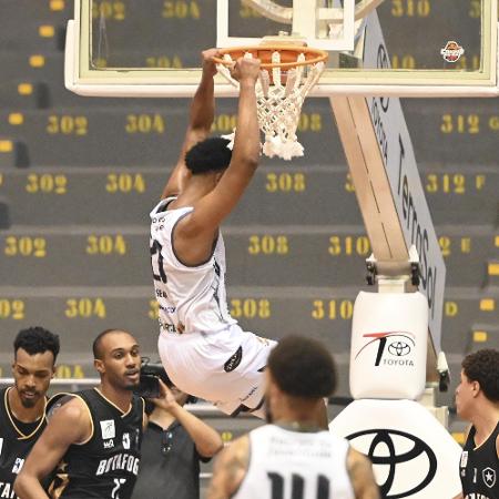 Wesley Sena, do Caxias, crava durante jogo contra o Botafogo pelo NBB