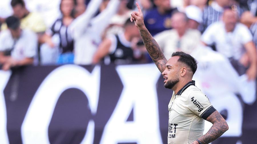 Maycon comemora após marcar no jogo do Corinthians contra o Santo André