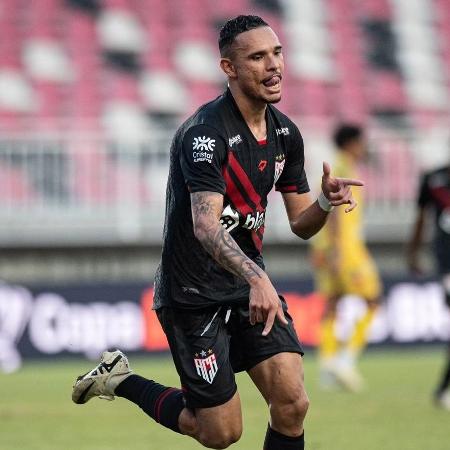 Luiz Fernando marcou o único gol do jogo, disputado em Santa Catarina