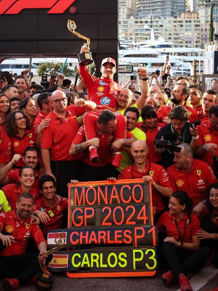 Charles Leclerc comemora com toda a equipe da Ferrari seu vitória no GP de Mônaco