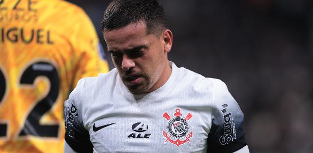 Fagner pode ficar de fora do Corinthians em jogo contra Botafogo devido à lesão.